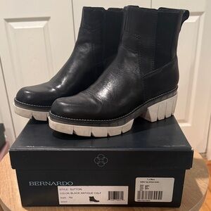 Bernardo Sutton Lug Sole Chelsea Boots Black Leather Size 7
